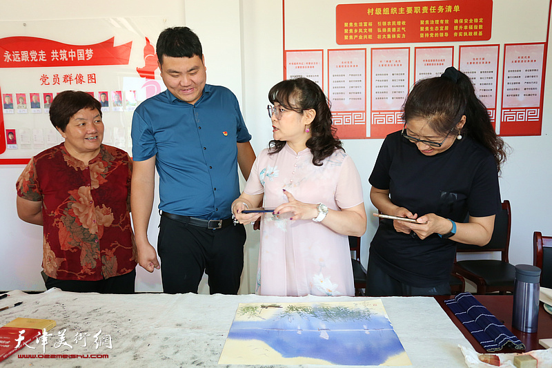 天津市文化藝術(shù)商會(huì)組織書畫名家走進(jìn)薊州區(qū)侯家營(yíng)鎮(zhèn)南齊莊村送文化